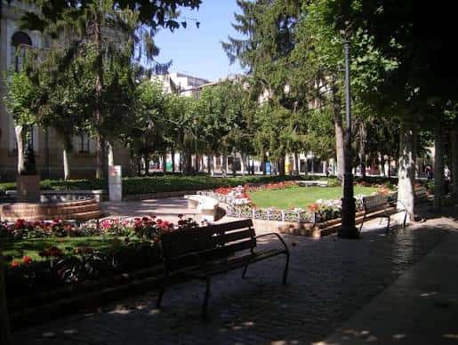 Área ajardinada de la glorieta con bancos y senderos peatonales