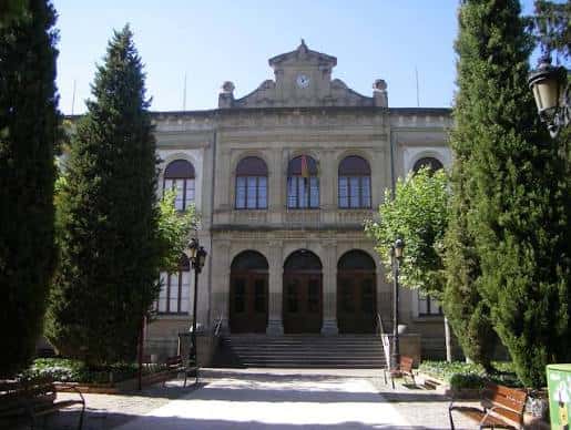 Fachada principal del edificio histórico en la glorieta