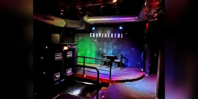 Escenario vacío de la sala Continental con iluminación ambiental y mobiliario minimalista