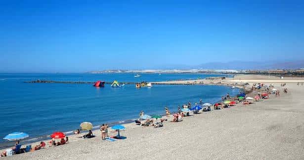 Vista panorámica de la playa con el mar y los rompeolas