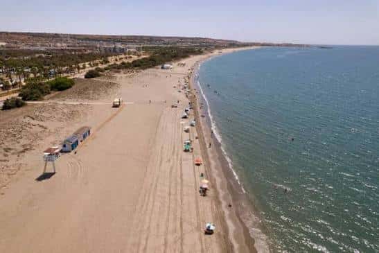 Vista aérea de la costa y las dunas