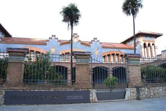 Fachada principal del Museu de l'Ebre con arquitectura modernista y palmeras