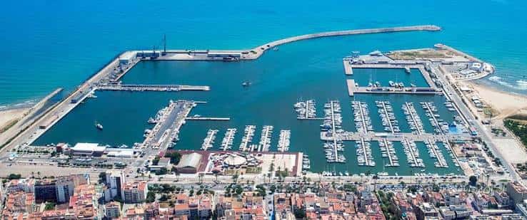 Vista aérea panorámica del puerto deportivo de Vilanova i la Geltrú con embarcaciones y rompeolas