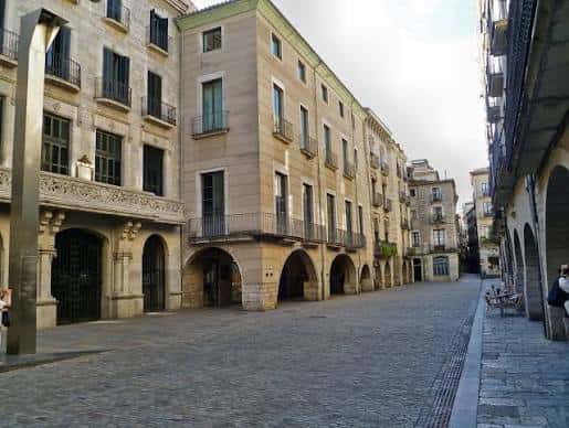 Vista panorámica de la Plaza del Vi con sus edificios históricos y arcos