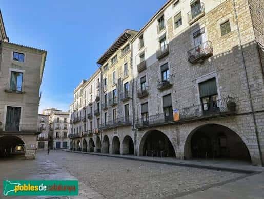 Plaza del Vi en Girona mostrando arquitectura medieval y ambiente urbano