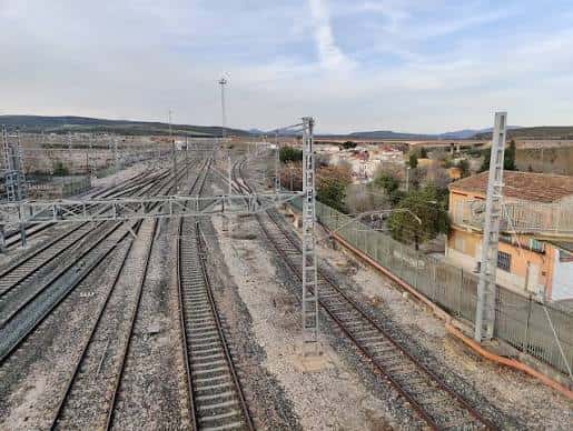 Vista aérea de las vías y andenes de la estación en un día despejado