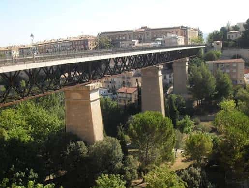 Vista panorámica del Viaducto de Canalejas con sus pilares de piedra y estructura metálica sobre el valle