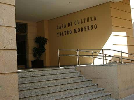 Entrada principal de la Casa de Cultura con escalera y rampa accesible