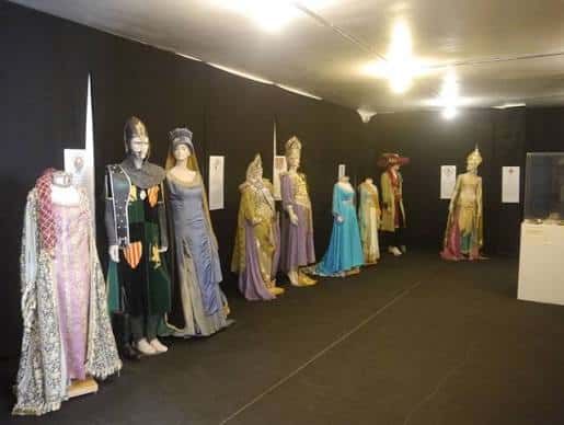 Exposición de trajes históricos medievales en el museo