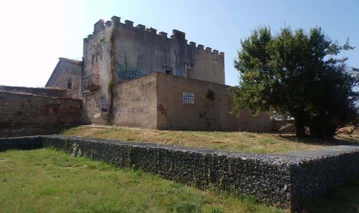 Torre medieval de Can Canyameres con almenas y muro perimetral
