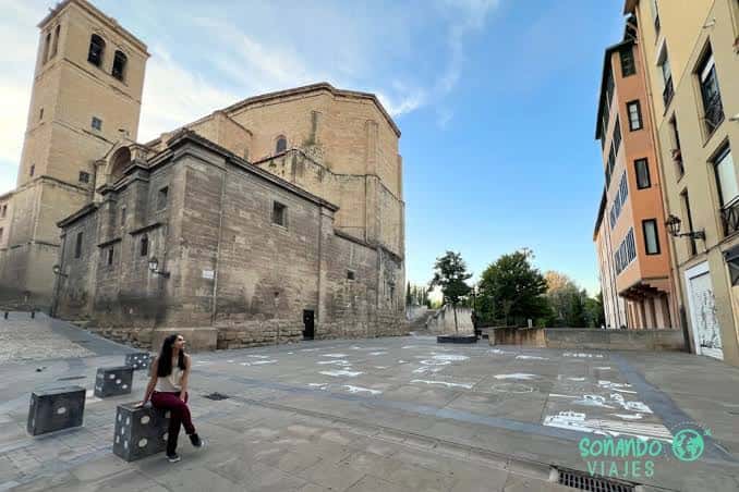 Vista lateral de la Plaza del Cerrado con la iglesia de San Bartolomé
