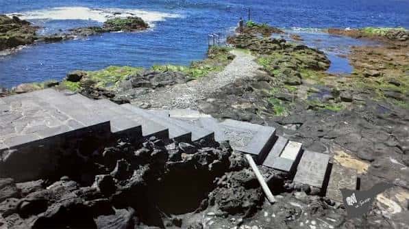 Charco natural de La Barranquera con escaleras de piedra y rocas volcánicas
