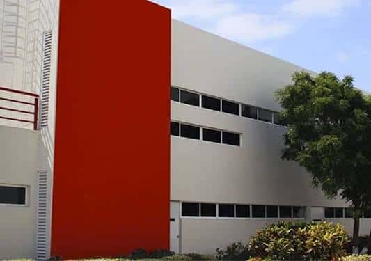 Fachada moderna del edificio principal con detalles en rojo y blanco