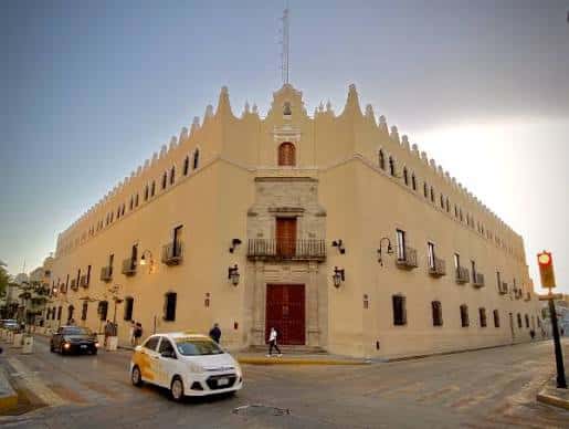 Fachada principal del Centro Cultural Universitario (UADY) en Mérida con arquitectura colonial y detalles ornamentales