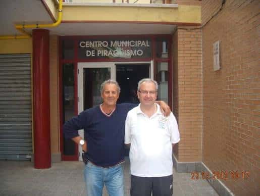 Entrada principal del edificio con el letrero 'Centro Municipal de Piragüismo'