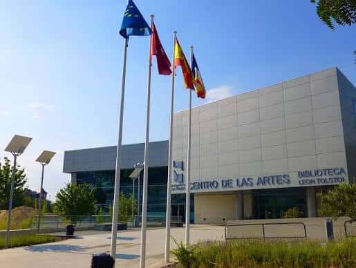 Fachada principal del Centro de las Artes y Biblioteca León Tolstoi con banderas