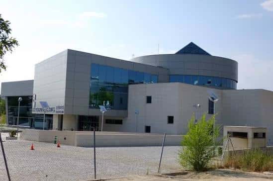 Área de lectura en planta baja con estanterías y zona de estudio