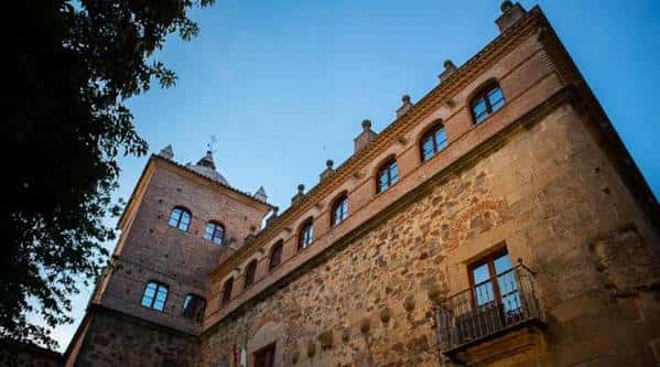 Vista exterior del Archivo Histórico Provincial de Cáceres al atardecer