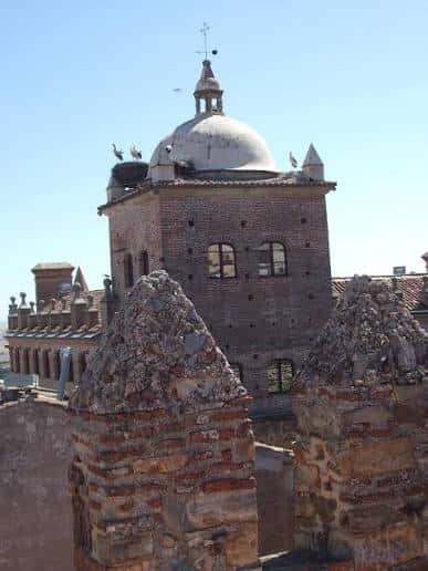 Detalle arquitectónico de la cúpula y tejados del edificio histórico