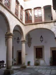 Patio interior con arcos y columnas del Archivo Histórico Provincial
