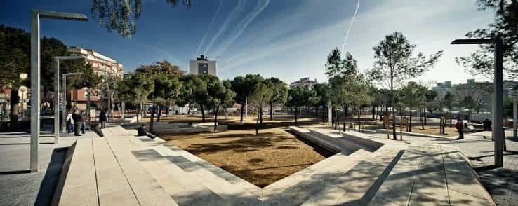Plaza central del parque con senderos y áreas verdes