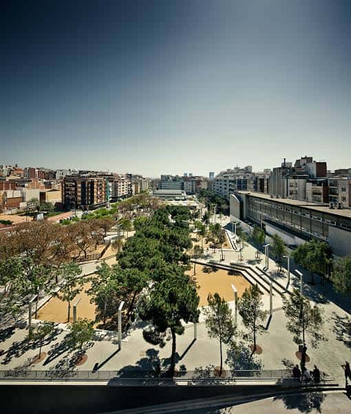 Panorámica elevada del Parc dels Ocellets mostrando su diseño urbano
