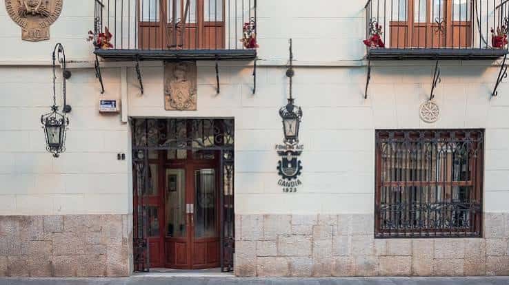 Fachada completa del edificio del Fomento AIC mostrando balcones y detalles arquitectónicos
