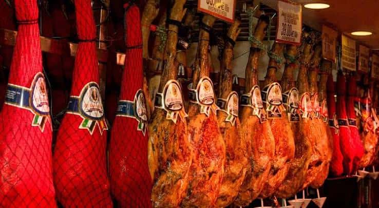 Exhibición de jamones ibéricos colgados en el interior del museo