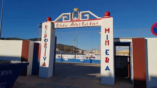 Entrada principal del Estadio Municipal Ángel Celdrán con el nombre visible en la estructura