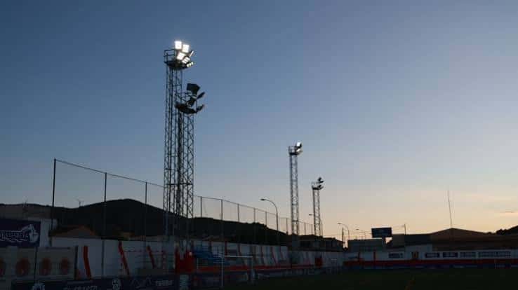 Vista de las torres de iluminación del estadio al atardecer