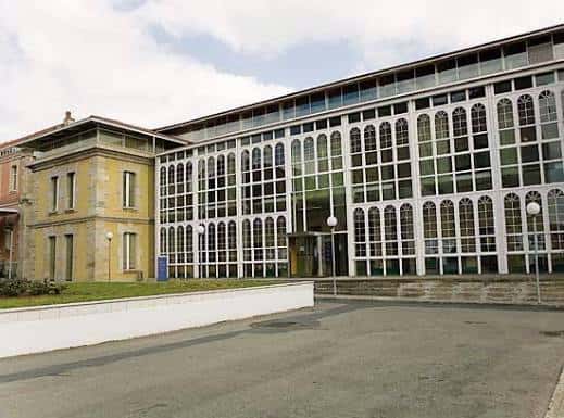 Fachada exterior del Edificio de Humanidades en Ferrol con arquitectura moderna y grandes ventanales