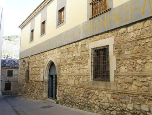 Fachada histórica del Museo de Cuenca con mampostería y detalles arquitectónicos
