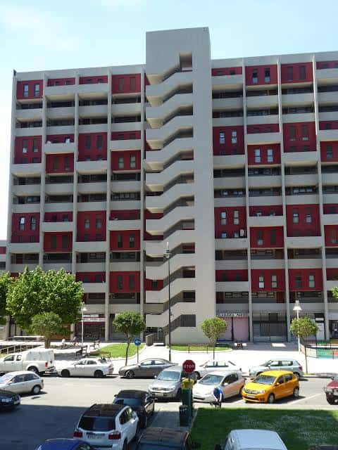 Fachada lateral del complejo residencial mostrando balcones y escaleras exteriores