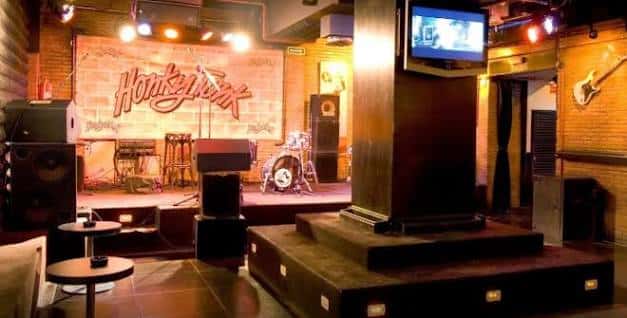 Escenario del Honky Tonk con instrumentos y luces de escenario