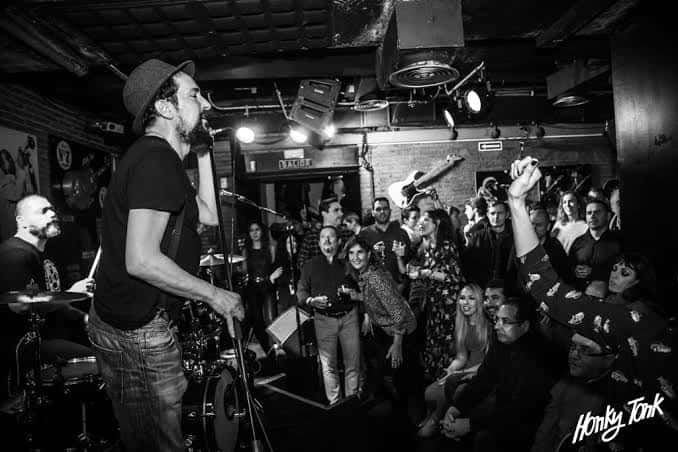 Concierto en vivo en el Honky Tonk con público animado