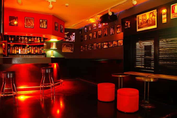 Bar interior del Honky Tonk con iluminación roja y decoración temática