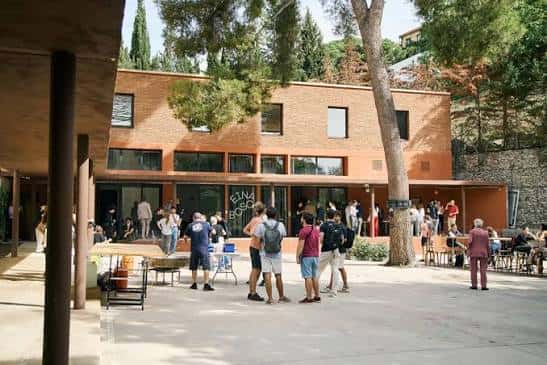 Terraza exterior de EINA con estudiantes reunidos en un día soleado