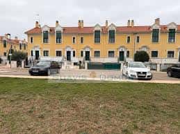 Vista exterior de chalets adosados en Urbanización Siglo XXI