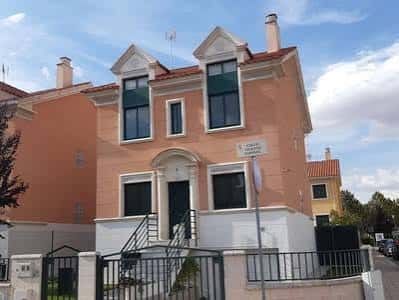Fachada de vivienda individual con detalles arquitectónicos