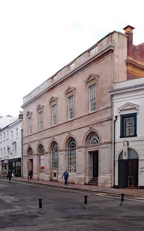 Fachada clásica del antiguo edificio de la oficina de correos en Brighton