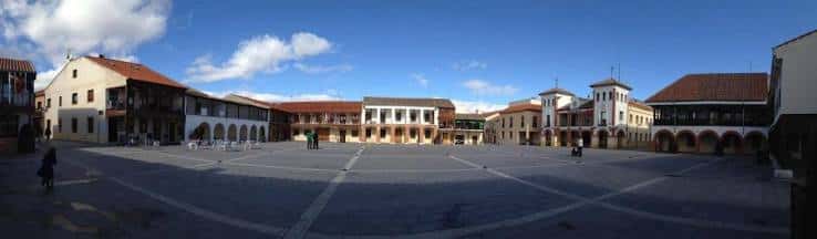 Plaza Mayor de Pinto con arquitectura tradicional y espacios abiertos para eventos