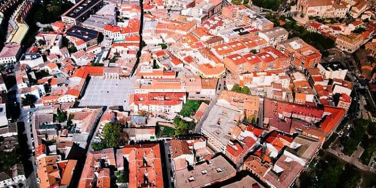 Vista aérea del centro histórico de Pinto mostrando la trama urbana y tejados rojos