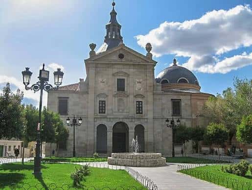 Iglesia de San Miguel Arcángel en la Plaza José Cadalso