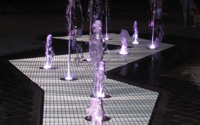 Fuente transitable iluminada en la plaza
