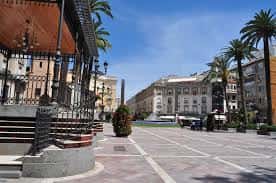Vista panorámica de la Plaza de las Monjas en Huelva con palmeras y arquitectura histórica