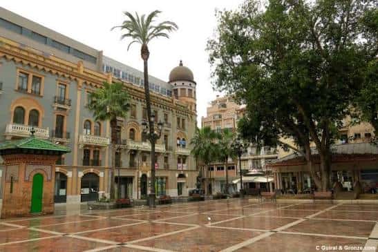 Plaza de las Monjas bajo lluvia, mostrando el empedrado y edificios circundantes