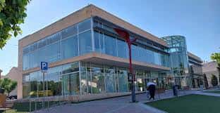 Vista exterior de la Biblioteca Salvador García Aguilar con fachada moderna y cristalera