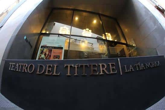 Vista exterior del Teatro del Títere La Tía Norica con su letrero distintivo