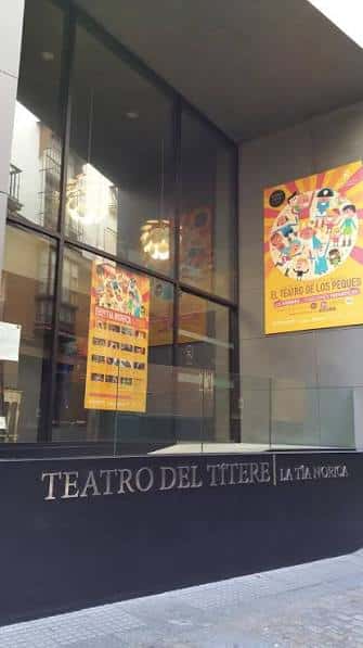 Fachada del teatro con carteles promocionales y entrada principal