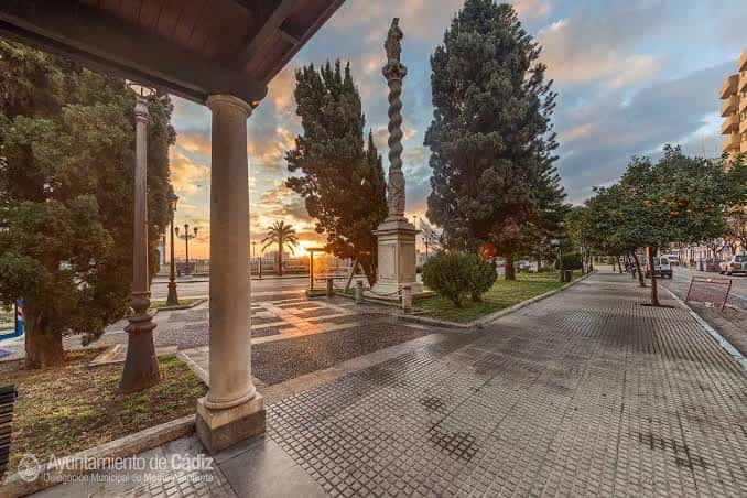 Paseo de Canalejas al atardecer con columnas y monumento central